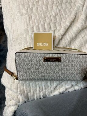 Michael Kors Beige/Acorn Signature Zip Wallet with Gold Hardware